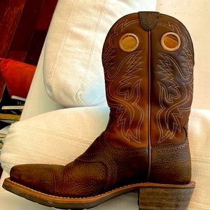 Ariat boots, full heel, thick rubber sole, size US 9.5EE, pull on holes, Brown